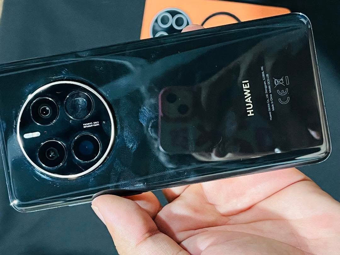 HUAWEI MATE 50 pro 8/256gb (Category: Huawei) located in Manila. Submitted by calmbird.phoenix (Listing ID 1466011121, Image 3). Description: HUAWEI MATE 50 pro 8/256gb Curved OLED Snapdragon 8+ Gen 1 4G IP68 dust tight and water resistant GOOD condition no issue unit case free headphone replacement charger original.