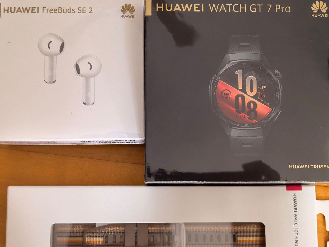 HUAWEI Watch GT 7 Pro （分類：智能穿戴裝置及智能手錶）位於 Hong Kong。 由 happytradejoe 提交（商品編號 1466023408，圖片 1）。簡介： 全新有單黑色 朋友送嘅華為套裝，有齊 HUAWEI WATCH GT 7 Pro 智能手錶、FreeBuds SE 2 無線耳機，仲有一條原裝錶帶。全部原裝盒齊晒，未開過黎用。一次過買晒成套，運動日常都啱使。旺角或尖沙咀地鐵站交收，有意留電話傾。。
