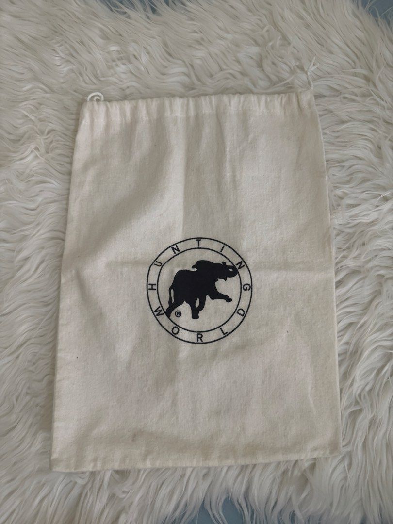 Hunting World White Cotton Drawstring Dust Bag (Category: Shoulder Bags) located in Pasig City. Submitted by topbrandpursuits (Listing ID 1465982580, Image 1). Description: - Brand: Hunting World - Material: White cotton - Size: 9.5” x 13”.