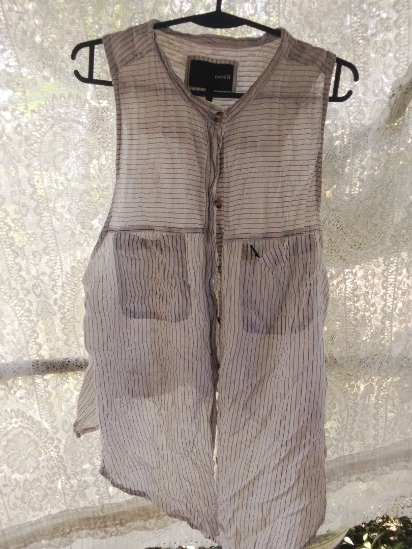 Hurley Striped Button-Front Sleeveless Tank Top (Category: Sleeveless) located in Alaminos. Submitted by dangpreloved01 (Listing ID 1465963320, Image 1). Description: ang flaws lng po my dumi labhan lng free n po .