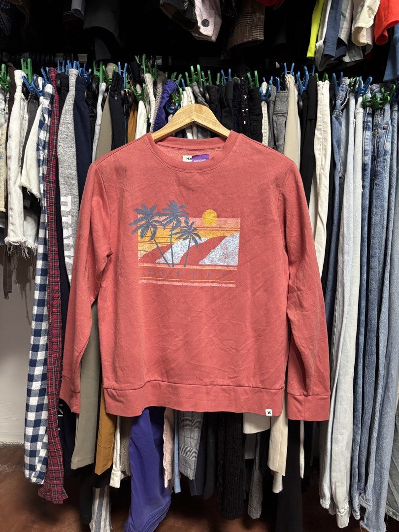 Hurley Sweatshirt (Category: Coats, Jackets and Outerwear) located in Pila. Submitted by isabelasthriftclothes (Listing ID 1466045907, Image 1). Description: .