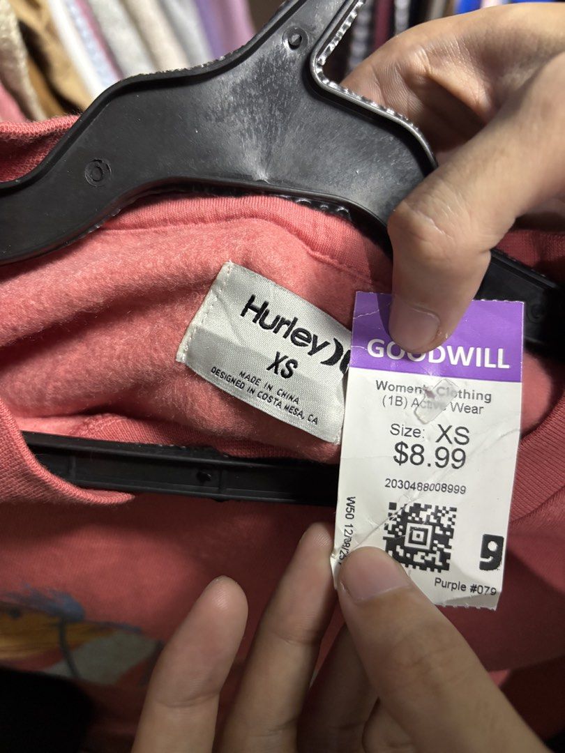 Hurley Sweatshirt (Category: Coats, Jackets and Outerwear) located in Pila. Submitted by isabelasthriftclothes (Listing ID 1466045907, Image 2). Description: .