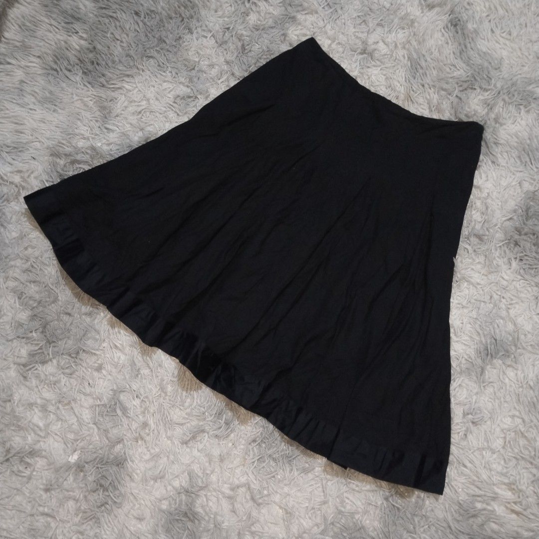 Hussein Chalayan Pleated Skirt (Category: Skirts) located in Cavite. Submitted by realdeal98 (Listing ID 1466117040, Image 2). Description: Hussein Chalayan - Pleated Skirt - Side zip - Excellent condition - Authentic Measurement when Iaid flat 14 inches waistline 24 inches length 2000 shipped via JNT.