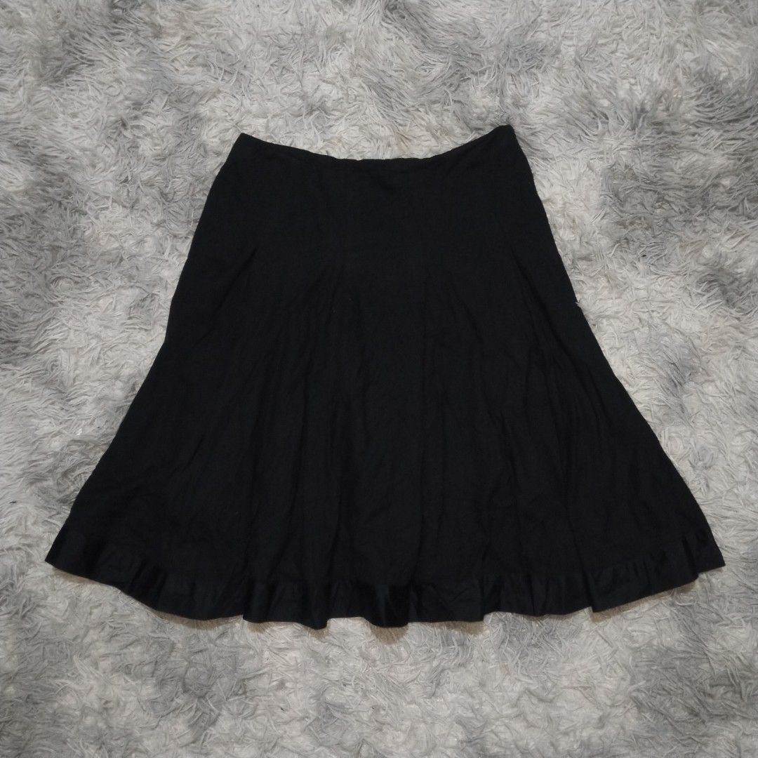 Hussein Chalayan Pleated Skirt (Category: Skirts) located in Cavite. Submitted by realdeal98 (Listing ID 1466117040, Image 1). Description: Hussein Chalayan - Pleated Skirt - Side zip - Excellent condition - Authentic Measurement when Iaid flat 14 inches waistline 24 inches length 2000 shipped via JNT.