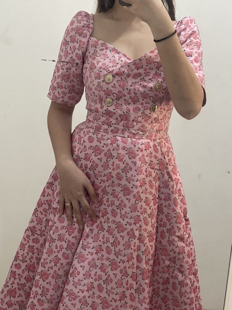 Insignia de Manila Dress (Category: Dresses) located in Angono. Submitted by chachiron_ (Listing ID 1466071997, Image 2). Description: IDM Like new Size: B: 32-34 W: 24-26 L: 47 XS body frame No haggling, lp is 3k po Lalamove delivery less 100 pesos.