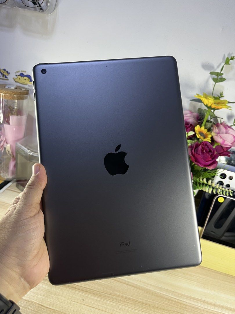 Ipad 9th Gen 256gb wifi used (Category: iPad) located in Quezon City. Submitted by lhensdcruz0626 (Listing ID 1465980446, Image 1). Description: Wow merun na po tayong Stocks Sa mga nagaabang po ng IPAD merun na po Ipad 9th Generation 256gb Wifi used only No issue no issue With dent only matatakpan ng case 2nd hand with 1 week warranty Inclusion: FREE CHARGER SUPER BIG SALE!!! ₱13,899.