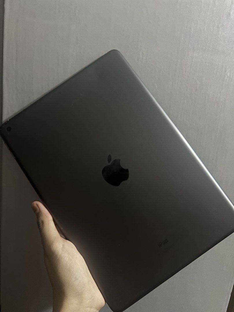IPAD 9th gen 64gb (Category: Laptops & Notebooks) located in Muntinlupa City. Submitted by maria_777thriftfinds (Listing ID 1465962530, Image 1). Description: may dents po sya saka may issue sa screen pag na didiiin .
