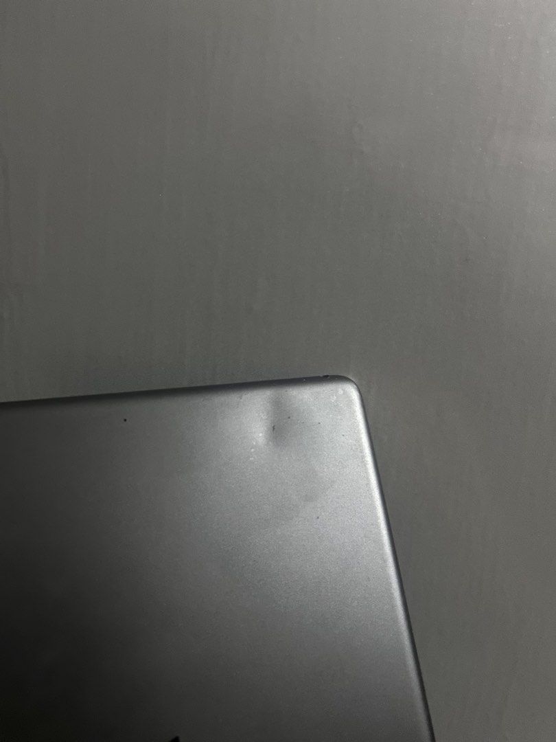 IPAD 9th gen 64gb (Category: Laptops & Notebooks) located in Muntinlupa City. Submitted by maria_777thriftfinds (Listing ID 1465962530, Image 3). Description: may dents po sya saka may issue sa screen pag na didiiin .