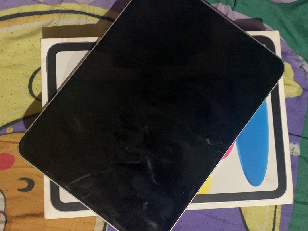 IPAD A16 (Category: iPad) located in Manila. Submitted by kimberlyro28308 (Listing ID 1465960111, Image 2). Description: - Model: iPad A16 - Color: Silver - Condition: Pre-loved, well-maintained with clean screen and body - Includes: Original product box - Ideal for: Productivity, online learning, gaming, and media streaming.