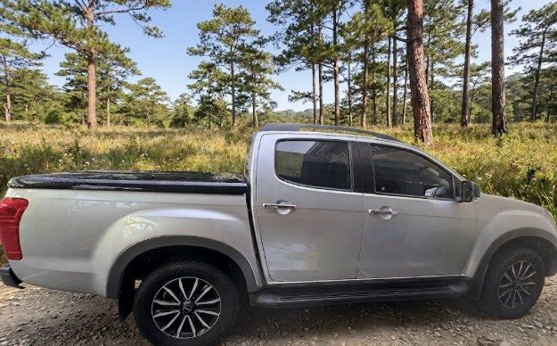 Isuzu D-Max (Category: Used Cars) located in Pasig City. Submitted by butchd (Listing ID 1465962281, Image 3). Description: FOR SALE: 2020 Isuzu D-Max 3.0L 4x2 A/T (December 2020 acquired) • Price: PHP 890,000 (Slightly negotiable) • Mileage: 55,461 KM only • Plate Ending: 4 (Tuesday Coding) • Registration: LTO Registered (May 2026), Comprehensive Insurance (July 2027) HIGHLIGHTS: • 100% Casa Maintained w/ complete records • First Owner, Owner-dr