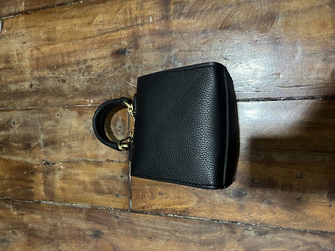 Italian Leather Mini Handbag / Shoulder Bag (Category: Purses & Pouches) located in Bulacan. Submitted by _chesterbagro (Listing ID 1466126518, Image 2). Description: Unbranded genuine leather mini handbag, bought by my aunt in Italy 🇮🇹.