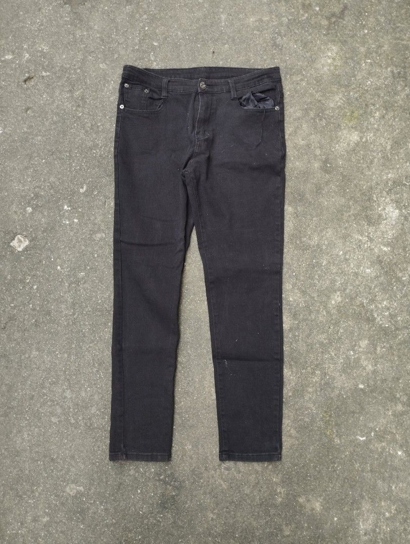Jag Black Jeans (Category: Jeans) located in Manila. Submitted by neil_sellingaccount (Listing ID 1466076137, Image 1). Description: 28-30 waist 35 length 10 tigh 5.5 leghole good condition no issue.