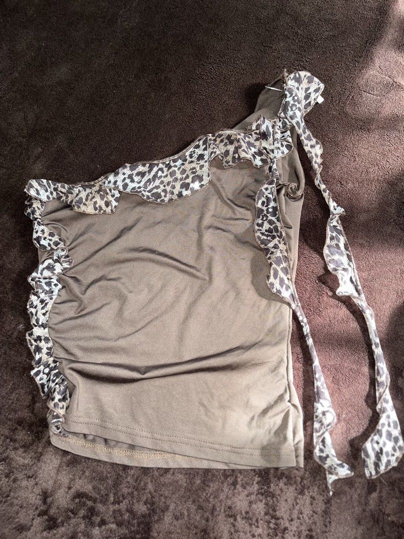 Jaguar One side top (Category: Sleeveless) located in Manila. Submitted by serra_shop (Listing ID 1466116661, Image 1). Description: There still rope tag Size: Small to Medium Location: Pampanga Courier: J&T.