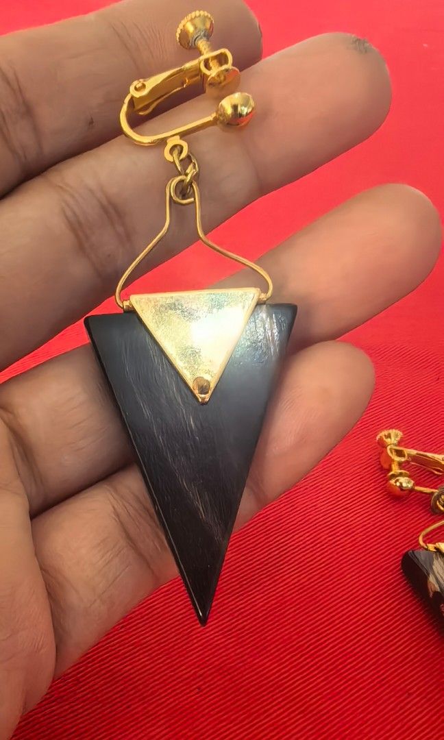 Japan triangle with gold accent (Category: Earrings) located in Tuguegarao City. Submitted by zenphoenix-7ad615 (Listing ID 1466037351, Image 3). Description: Not sure Kung wood or black corales With gold accent.