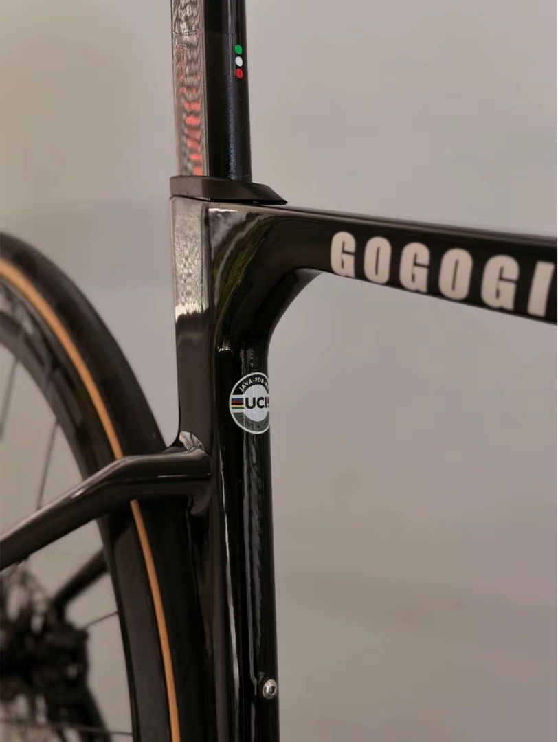 Java fuoco 2024 (Category: Bicycles) located in Singapore. Submitted by rarestone.0a101f (Listing ID 1465969587, Image 6). Description: Price is negotiable Java fuoco 2024 Full carbon frame and fork size 48 Shimano 105 groupset Ultegra crank Kmc sl speed chain Integrated decaf cockpit Decaf 40mm carbon wheels Gp5000 tyres Carbon seatpost 3d carbon saddle Bottle cage Pedals will be changed to flats unless you bring your own Extra acessories Nebula