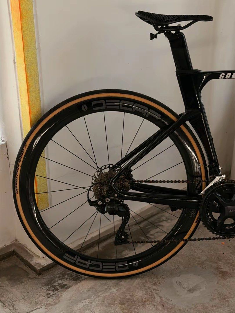 Java fuoco 2024 (Category: Bicycles) located in Singapore. Submitted by rarestone.0a101f (Listing ID 1465969587, Image 9). Description: Price is negotiable Java fuoco 2024 Full carbon frame and fork size 48 Shimano 105 groupset Ultegra crank Kmc sl speed chain Integrated decaf cockpit Decaf 40mm carbon wheels Gp5000 tyres Carbon seatpost 3d carbon saddle Bottle cage Pedals will be changed to flats unless you bring your own Extra acessories Nebula