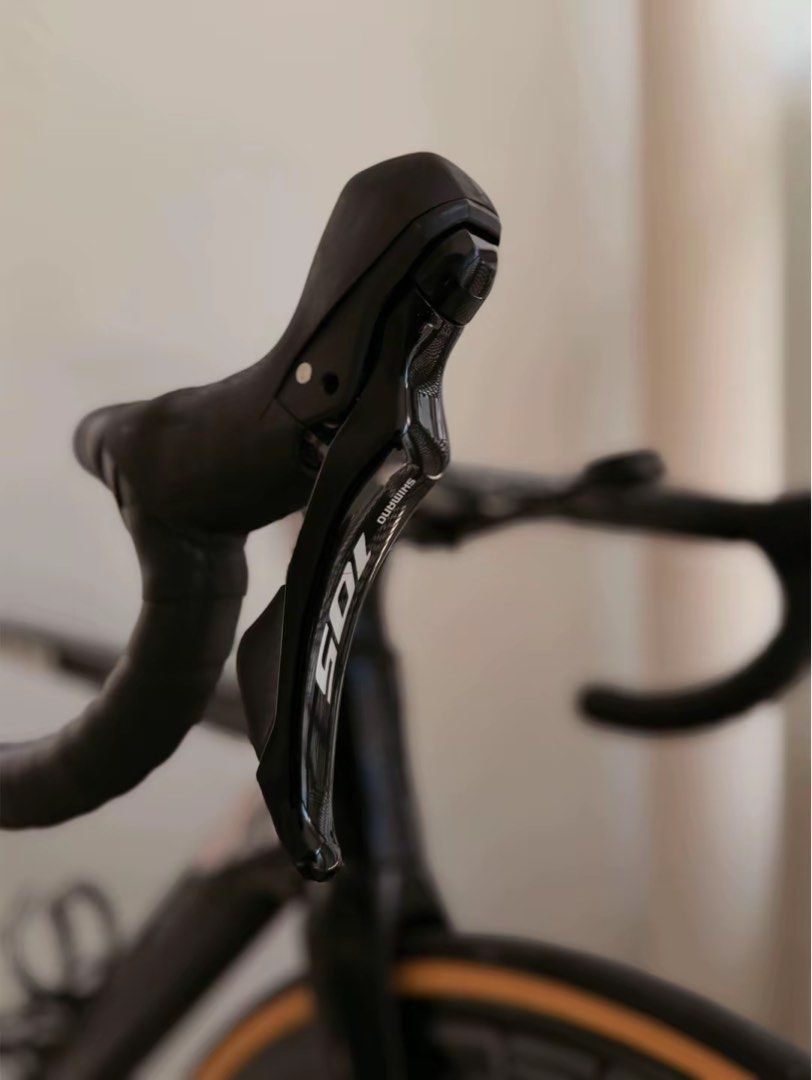Java fuoco 2024 (Category: Bicycles) located in Singapore. Submitted by rarestone.0a101f (Listing ID 1465969587, Image 7). Description: Price is negotiable Java fuoco 2024 Full carbon frame and fork size 48 Shimano 105 groupset Ultegra crank Kmc sl speed chain Integrated decaf cockpit Decaf 40mm carbon wheels Gp5000 tyres Carbon seatpost 3d carbon saddle Bottle cage Pedals will be changed to flats unless you bring your own Extra acessories Nebula