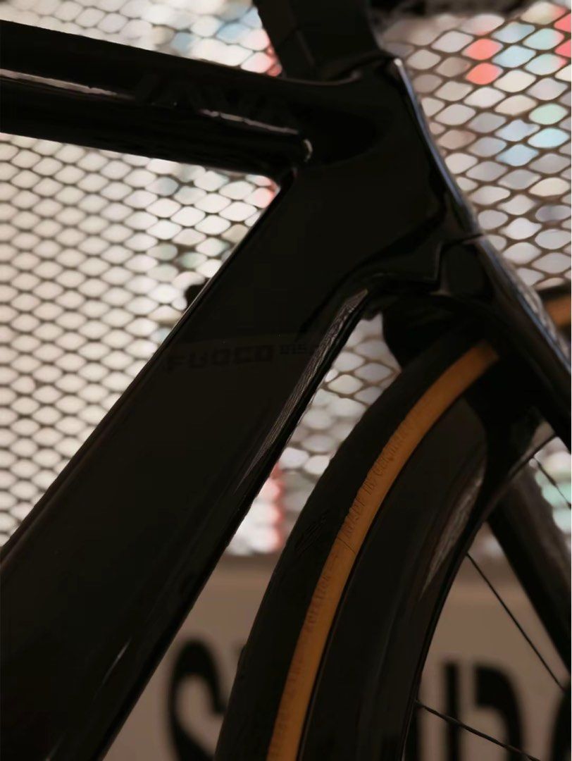 Java fuoco 2024 (Category: Bicycles) located in Singapore. Submitted by rarestone.0a101f (Listing ID 1465969587, Image 8). Description: Price is negotiable Java fuoco 2024 Full carbon frame and fork size 48 Shimano 105 groupset Ultegra crank Kmc sl speed chain Integrated decaf cockpit Decaf 40mm carbon wheels Gp5000 tyres Carbon seatpost 3d carbon saddle Bottle cage Pedals will be changed to flats unless you bring your own Extra acessories Nebula