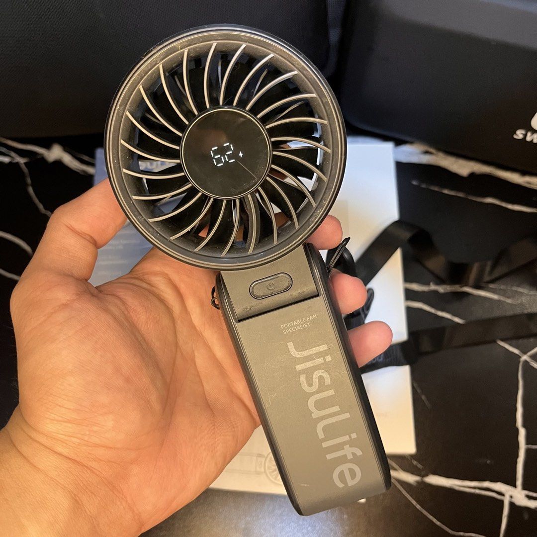 JisuLife Handheld Fan Life7 — 6000mAh (Category: Fans) located in Manila. Submitted by jayrjavier.028 (Listing ID 1465954697, Image 2). Description: Issue: May power at gumagana ang LED display (nakakapagpalit ng speed level), pero hindi umiikot ang fan blade. Posibleng may internal issue dahil nabagsak. Selling as is. 3-in-1: Handheld, Desktop, Neck Hanging 5000mAh Rechargeable Battery 5 Wind Speed Levels LED Digital Display (Battery % & Speed L