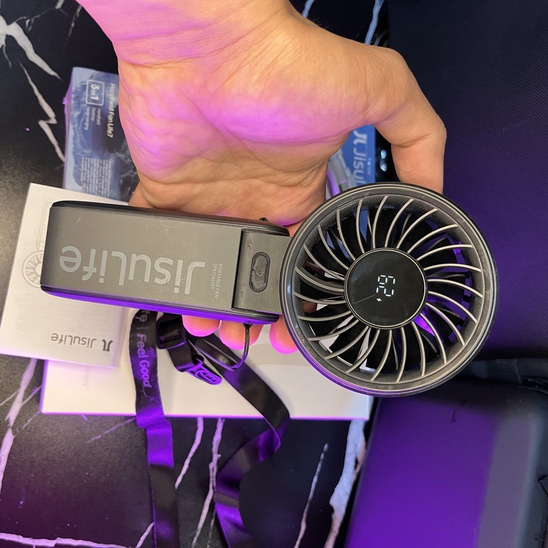 JisuLife Handheld Fan Life7 — 6000mAh (Category: Fans) located in Manila. Submitted by jayrjavier.028 (Listing ID 1465954697, Image 3). Description: Issue: May power at gumagana ang LED display (nakakapagpalit ng speed level), pero hindi umiikot ang fan blade. Posibleng may internal issue dahil nabagsak. Selling as is. 3-in-1: Handheld, Desktop, Neck Hanging 5000mAh Rechargeable Battery 5 Wind Speed Levels LED Digital Display (Battery % & Speed L