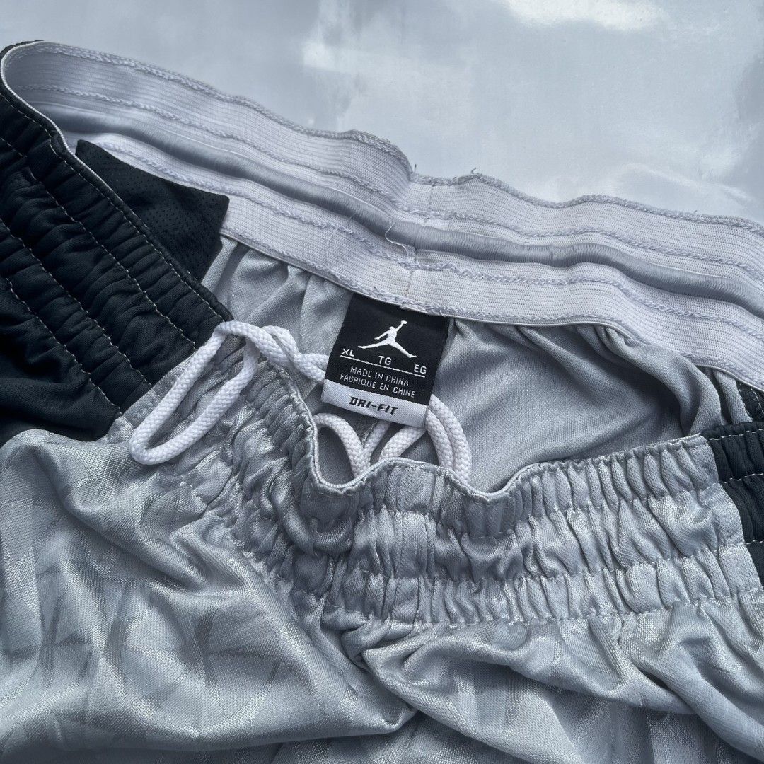 Jordan Shorts (Category: Activewear) located in San Luis. Submitted by 3fted.au (Listing ID 1466080265, Image 3). Description: Jordan Shorts Good Condition 9.5/10 Color Rate Lints Waist: free waist Length: 23 Thigh: 17 Hem: 14.5 🏷️400.