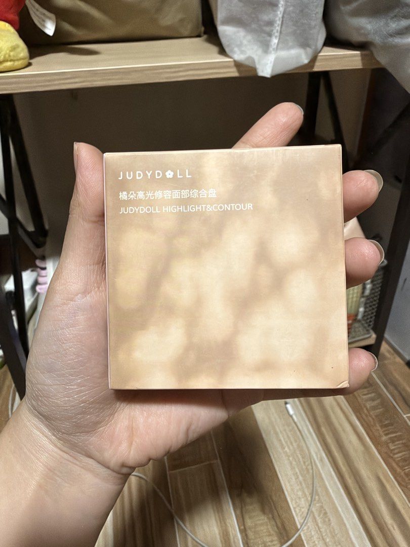 JUDYDOLL Highlight & Contour Palette #04 (Category: Makeup) located in Cavite. Submitted by str4wb3ryyy___ (Listing ID 1466029272, Image 3). Description: FS! Judydoll Highlight and Contour Palette ‼️₱480‼️ - brand new! never been used, just swatched kaya wala na yung plastic sheet - color palette good for medium olive skin! RFS- tinatamad na ako aralin kung paano gamitin ❓SF- shouldered by buyer ❓ PAYO.