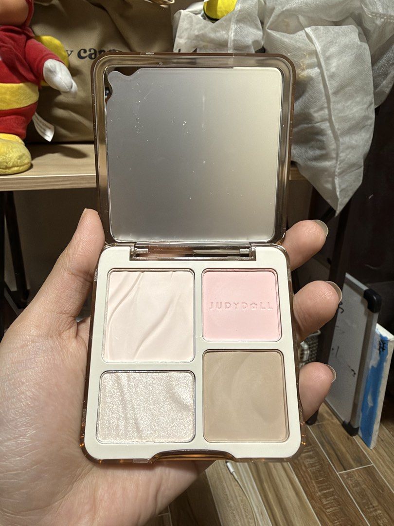 JUDYDOLL Highlight & Contour Palette #04 (Category: Makeup) located in Cavite. Submitted by str4wb3ryyy___ (Listing ID 1466029272, Image 2). Description: FS! Judydoll Highlight and Contour Palette ‼️₱480‼️ - brand new! never been used, just swatched kaya wala na yung plastic sheet - color palette good for medium olive skin! RFS- tinatamad na ako aralin kung paano gamitin ❓SF- shouldered by buyer ❓ PAYO.