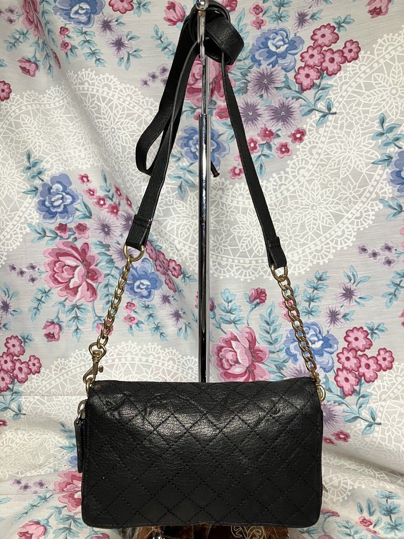 JUICY COUTURE PHONE WALLET BAG (Category: Wallets & Card holders) located in General Mariano Alvarez. Submitted by adonid (Listing ID 1466040157, Image 2). Description: JUICY COUTURE PHONE WALLET BAG GOOD CONDITION NORMAL SIGN OF USAGE ONLY .