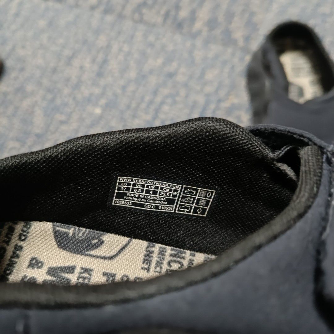 Keen hypowser wrap (Category: Sandals) located in Angeles City. Submitted by thriftilious.ph (Listing ID 1466062088, Image 3). Description: KEEN hypowser wrap in black. Hook-and-loop strap across the top for easy adjustment. Textured outsole with thick traction pattern underneath. Cushioned printed insoles inside. Size EU 37 / US 6.5 / UK 4 / 23.5 cm. Clean uppers and minimal wear on soles..