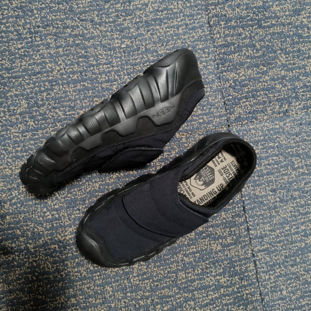 Keen hypowser wrap (Category: Sandals) located in Angeles City. Submitted by thriftilious.ph (Listing ID 1466062088, Image 2). Description: KEEN hypowser wrap in black. Hook-and-loop strap across the top for easy adjustment. Textured outsole with thick traction pattern underneath. Cushioned printed insoles inside. Size EU 37 / US 6.5 / UK 4 / 23.5 cm. Clean uppers and minimal wear on soles..