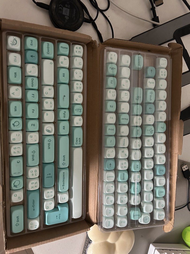 Keycaps Mint Soda MOA Profile 125 Keys (Category: Computer Keyboard) located in La Paz. Submitted by adisaur (Listing ID 1465959722, Image 1). Description: - Item: Mint Soda Keycap Set (Brand New / Never Installed) - Profile: MOA - Total Keys: 125 keys (Full set with all modifiers) - Design: Fresh pastel mint and white theme with fun lemon novelties - Packaging: Complete in plastic trays and original cardboard box Never nagamit, nakatambak lang..