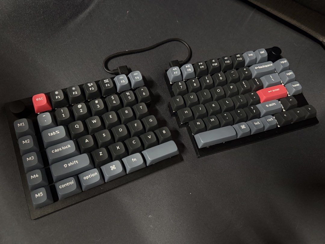 keychron q11 keyboard 分體式鍵盤 （分類：電腦鍵盤及相關產品）位於 Hong Kong。 由 eden7777 提交（商品編號 1466046009，圖片 1）。簡介： keyboard 連 透明收納盒 9成新 調景嶺地鐵站交收。