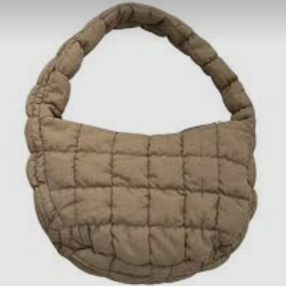 Khaki Cloud Shoulder Bag (Category: Shoulder Bags) located in Bocaue. Submitted by jessdcluters (Listing ID 1465961177, Image 1). Description: .
