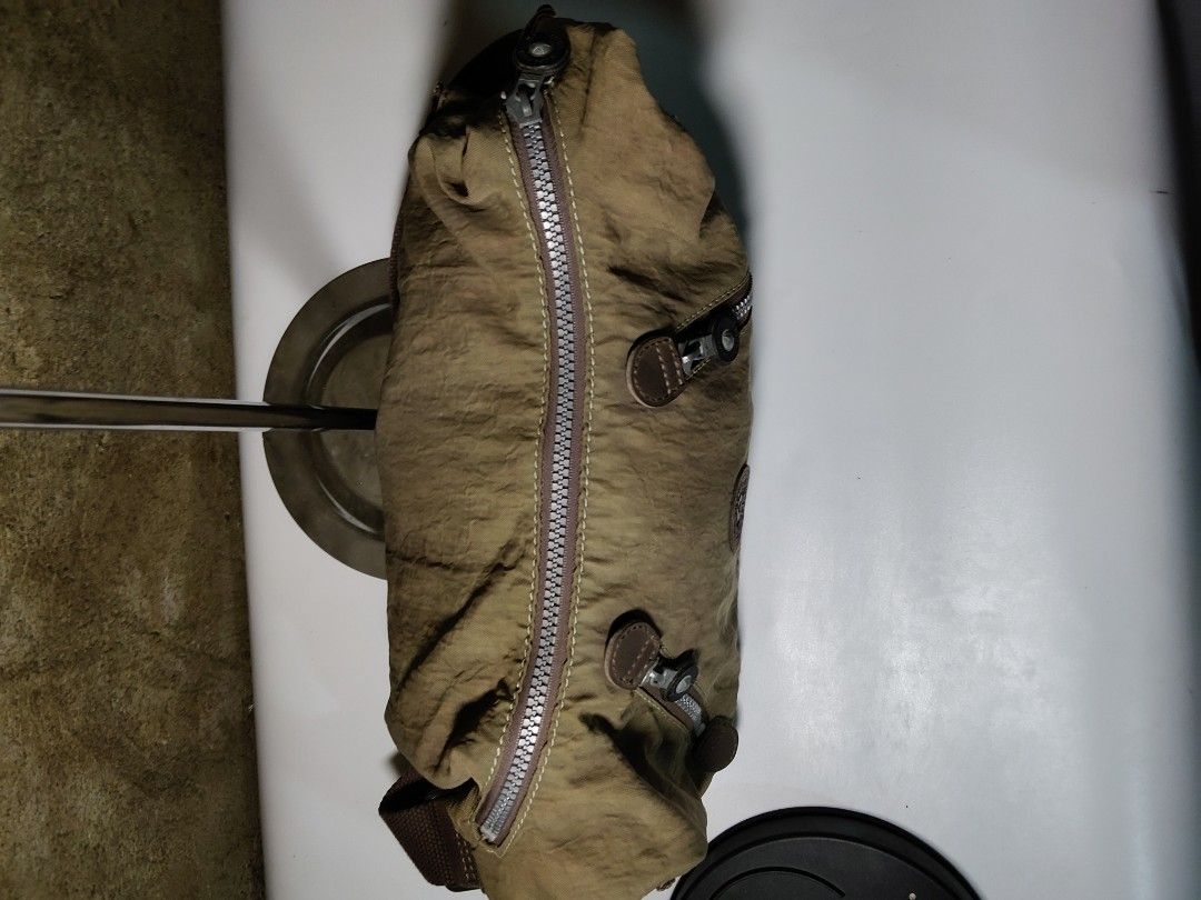 KIPLING SHOULDER BAG (Category: Shoulder Bags) located in Valencia. Submitted by coolwolf_27a64f (Listing ID 1466095445, Image 3). Description: DIMENSION 12.5 X 6.5 GOOD CONDITION SIGN OF USE ONLY NO MAJOR FLAWS AUTHENTIC.