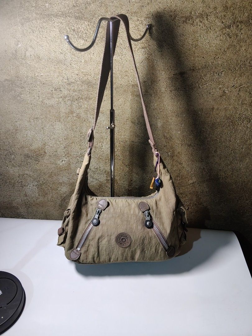 KIPLING SHOULDER BAG (Category: Shoulder Bags) located in Valencia. Submitted by coolwolf_27a64f (Listing ID 1466095445, Image 1). Description: DIMENSION 12.5 X 6.5 GOOD CONDITION SIGN OF USE ONLY NO MAJOR FLAWS AUTHENTIC.