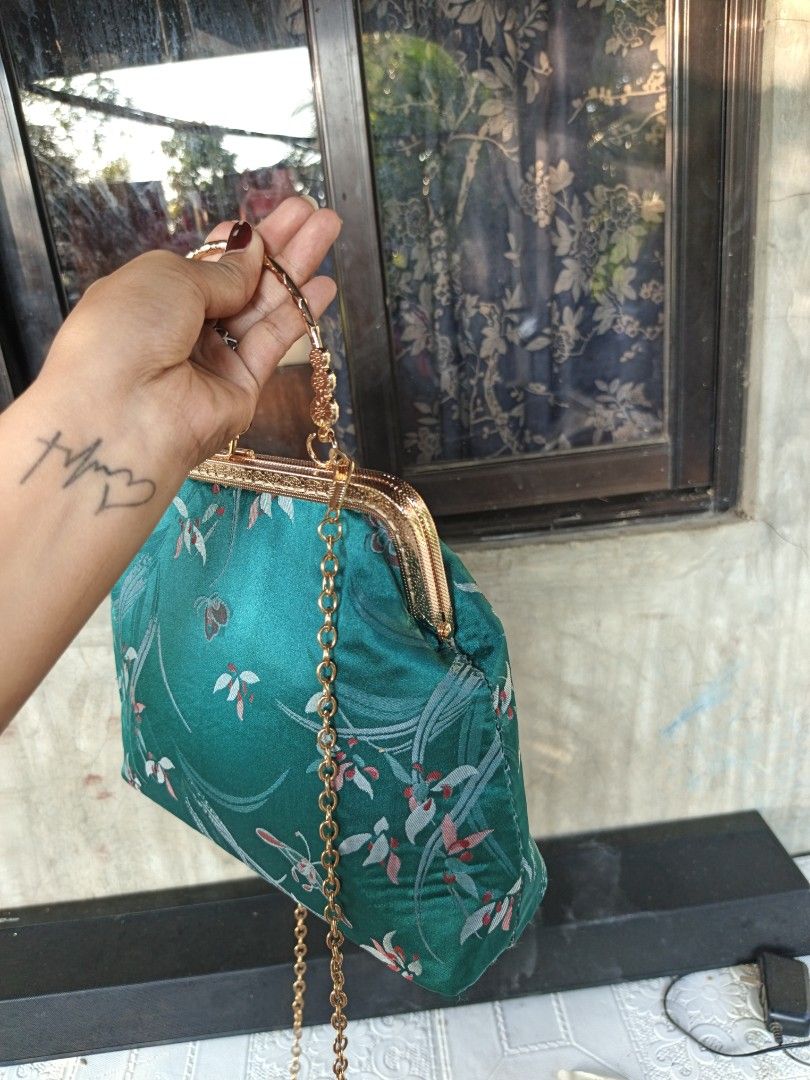 Kisslock hand/shoulder bag (Category: Shoulder Bags) located in Quezon, Isabela. Submitted by ukay-ukaybylyn (Listing ID 1466152949, Image 3). Description: good condition 💯 kasya phone kahit tatlo pa yan.