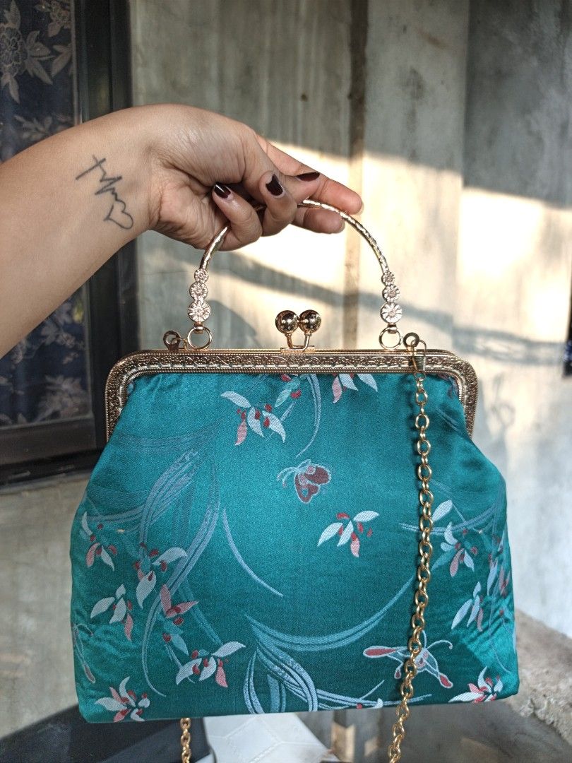 Kisslock hand/shoulder bag (Category: Shoulder Bags) located in Quezon, Isabela. Submitted by ukay-ukaybylyn (Listing ID 1466152949, Image 2). Description: good condition 💯 kasya phone kahit tatlo pa yan.