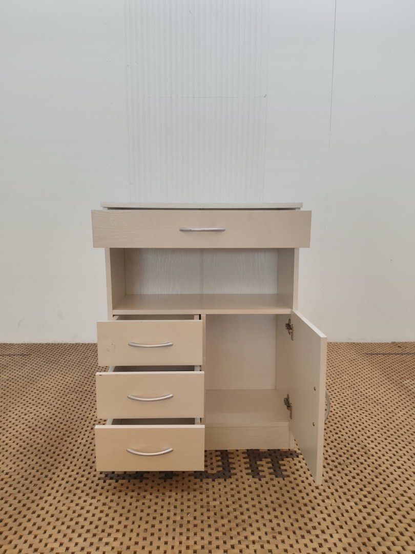 Kitchen Top Counter (Category: Shelves, Cabinets & Racks) located in Quezon City. Submitted by matetdevis13 (Listing ID 1466005753, Image 2). Description: White Kitchen Counter Top Price: 3,700 L23.5 x W11.5 x H31.5 In good condition Code JMD10-MJ392.