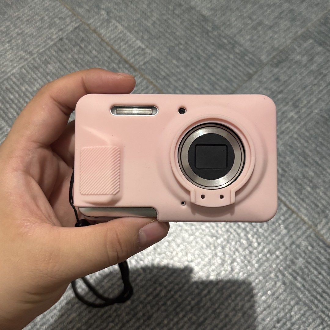 Kodak Pixpro FZ55 (Silver) (Category: Cameras) located in Tagaytay City. Submitted by jvlbx (Listing ID 1466099789, Image 1). Description: Kodak Pixpro FZ55 (Silver) 7500 - 10/10 working condition - dm for more sample photos - flash working Inclusions - unit - box - charger - handstrap - memory card reader (type c) - pink silicone case - pink hard case - SD Card 32gb (sandisk) rfs: hindi masyado nagagamit mop: gcash, maribank, gotyme mod: lalamov