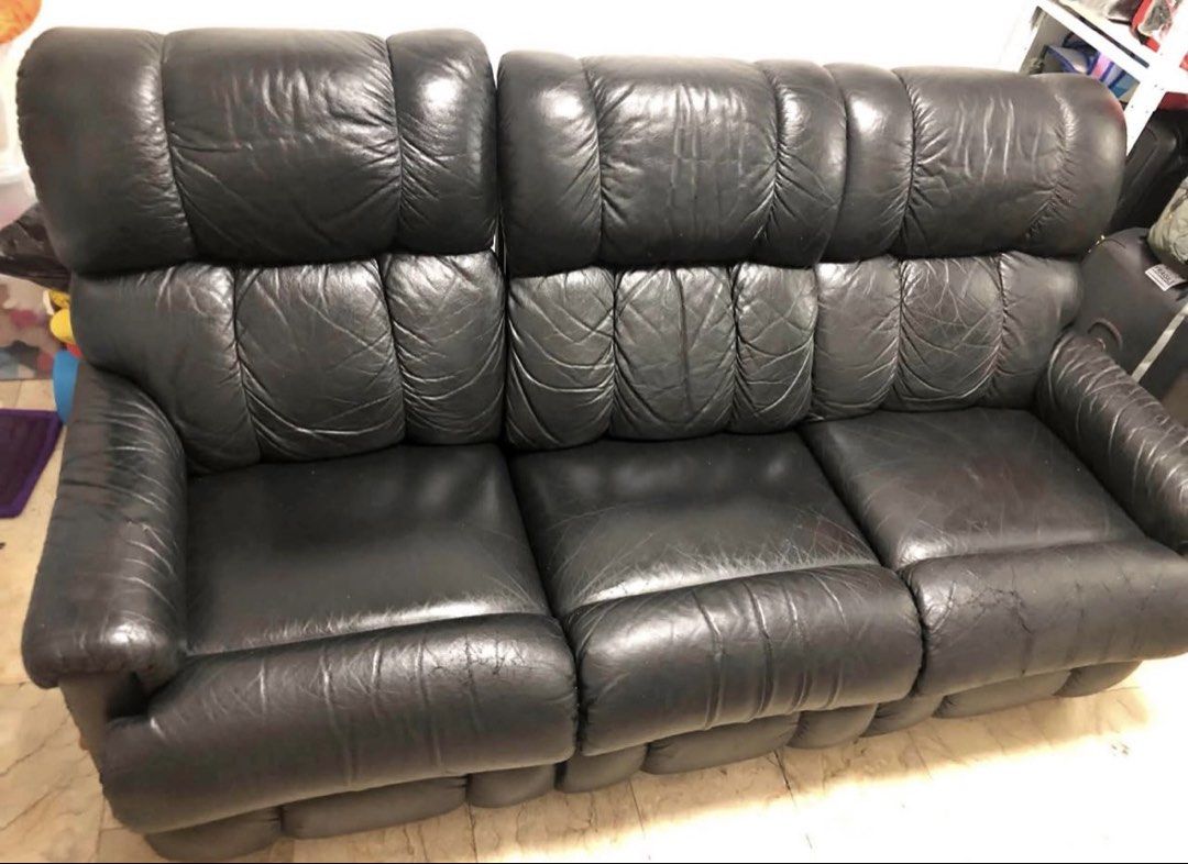 LA-Z-BOY Pinnacle Motion Reclining Sofa (Category: Sofas) located in Taguig. Submitted by monomarketph (Listing ID 1466008903, Image 1). Description: Model Style: Pinnacle (distinguished by the channels on the backrest and padded leg rests). Configuration: 3-seater frame where the center backrest folds down into a console tray table. Operation: Manual motion mechanisms on both end seats. Orig price: 199k Selling it now for only: 45k Negotiable.