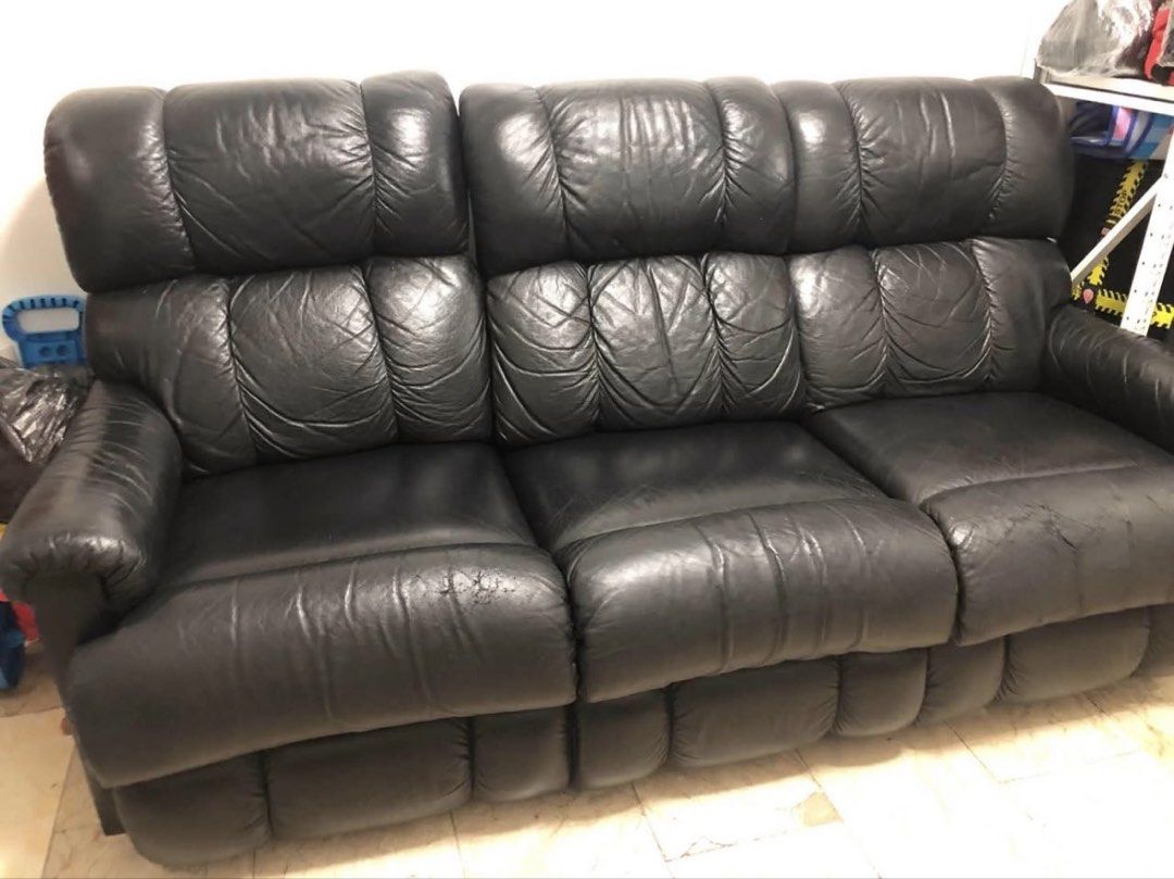 LA-Z-BOY Pinnacle Motion Reclining Sofa (Category: Sofas) located in Taguig. Submitted by monomarketph (Listing ID 1466008903, Image 2). Description: Model Style: Pinnacle (distinguished by the channels on the backrest and padded leg rests). Configuration: 3-seater frame where the center backrest folds down into a console tray table. Operation: Manual motion mechanisms on both end seats. Orig price: 199k Selling it now for only: 45k Negotiable.