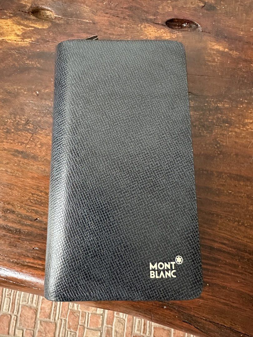 Leather wallet (Category: Purses & Pouches) located in Manila. Submitted by joanparungao012022 (Listing ID 1466059420, Image 1). Description: * preloved bag * Color: black * Material: leather * Coded: none * This is a second hand items please manage your expectations * Flaws: flacking on the sides see photos * Signs of usage * All bag are not-guaranteed (NGA) since it is bought from japan online seller * Its up for you to decide * Sf not included