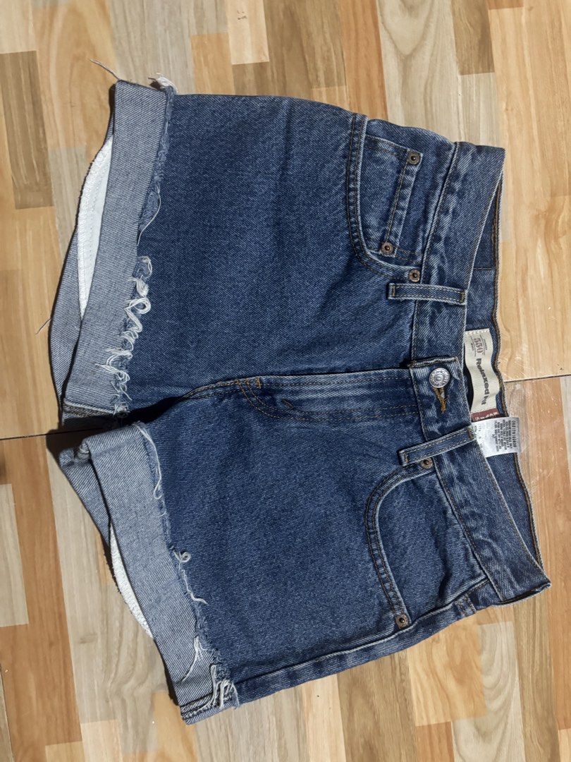 Levis 505 (Category: Shorts) located in Tubigon. Submitted by wawiesunbe75372 (Listing ID 1466056835, Image 1). Description: .