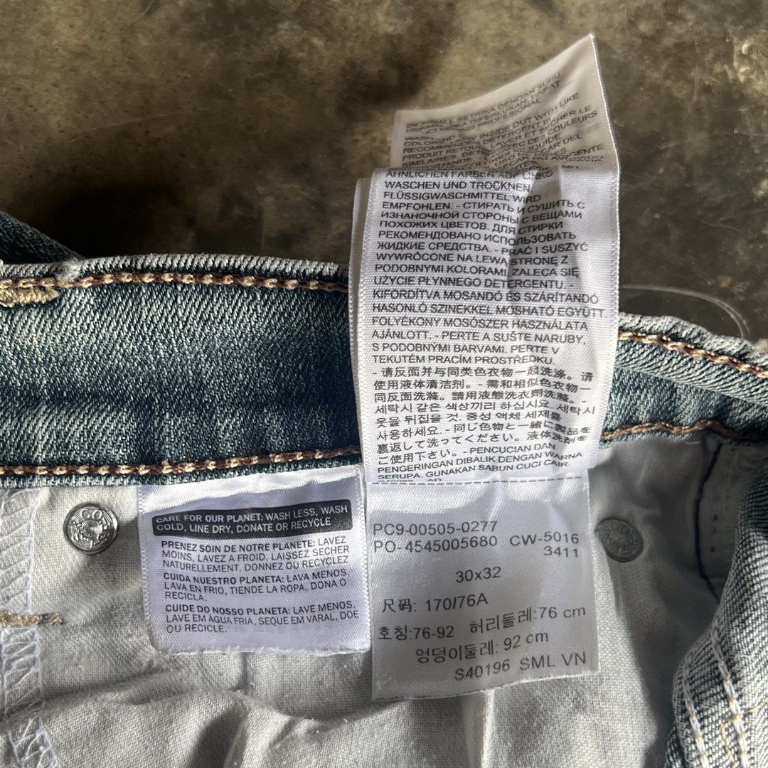 Levi's 505 Regular Fit Jeans W30 L32 (Category: Jeans) located in M'Lang. Submitted by alexpabillo0324 (Listing ID 1466016729, Image 3). Description: - Brand/Model: Levi's 505 Regular Fit Jeans - Wash: Light blue denim - Size: W30 L32 - Fit: Standard straight leg cut - Details: Classic five-pocket styling, zip fly with button closure, and signature back leather patch - Condition/Use: Comfortable everyday wear.