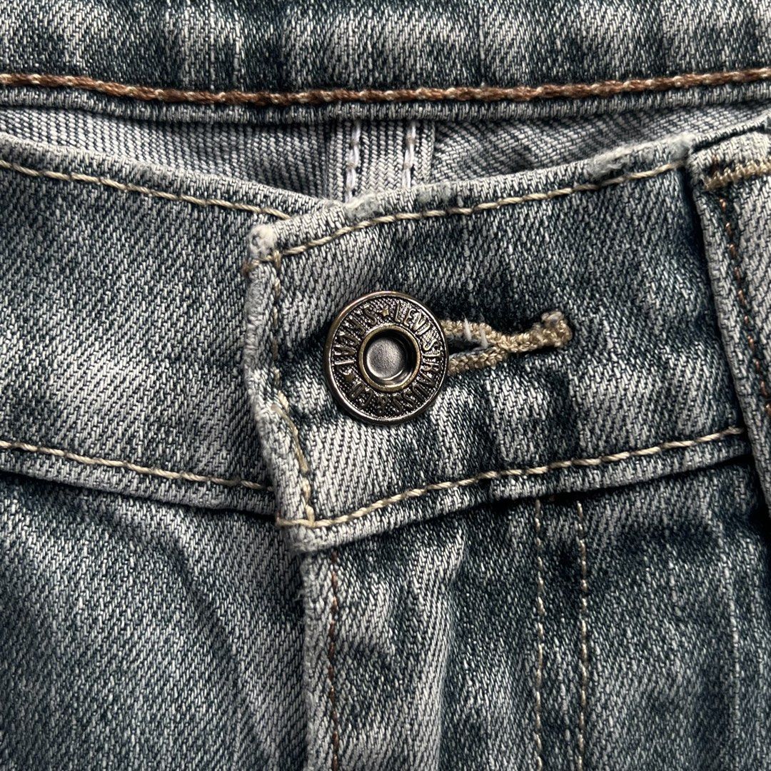 Levi's 505 Regular Fit Jeans W30 L32 (Category: Jeans) located in M'Lang. Submitted by alexpabillo0324 (Listing ID 1466016729, Image 2). Description: - Brand/Model: Levi's 505 Regular Fit Jeans - Wash: Light blue denim - Size: W30 L32 - Fit: Standard straight leg cut - Details: Classic five-pocket styling, zip fly with button closure, and signature back leather patch - Condition/Use: Comfortable everyday wear.