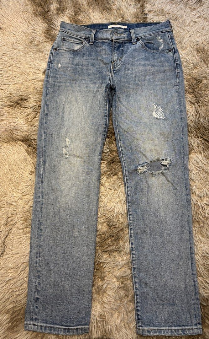 Levi’s boyfriend jeans (Category: Jeans) located in Quezon City. Submitted by swift_kenjie (Listing ID 1465960987, Image 2). Description: LEVI’S BOYFRIEND JEANS 👖✨ Classic Levi’s denim with that effortless relaxed boyfriend fit 🤍 ✨30-32 ✨37 ✨ Light wash ✨ Distressed details ✨ Relaxed & comfy fit ✨ Easy to style, very timeless! Perfect for that Y2K / casual streetwear look..