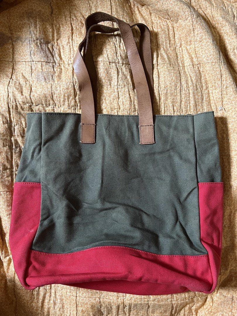 Levi's Canvas and Leather Tote Bag (Category: Tote Bags) located in Cagayan de Oro. Submitted by nelsondel21723 (Listing ID 1466028086, Image 3). Description: - Brand: Levi's - Colorway: Dark green and pink - Material: Sturdy cotton canvas with genuine leather handles - Features: Base patch branding and secure interior zip pocket with logo label - Condition: Great everyday carryall with plenty of room for daily essentials - dimension width 17 X 1