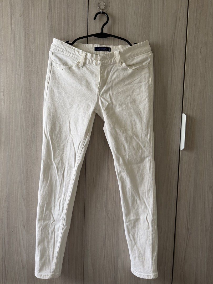 Levi’s Pants/ Jeans (off white) (Category: Jeans) located in Taguig. Submitted by rosie.xoxo (Listing ID 1465981488, Image 1). Description: Length: 37.5 inches RFS: maliit na sakin With very small stain sa left side dulo ng pants. Check last pic. .