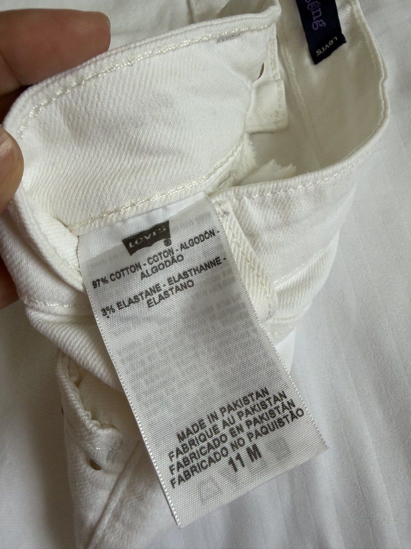 Levi’s Pants/ Jeans (off white) (Category: Jeans) located in Taguig. Submitted by rosie.xoxo (Listing ID 1465981488, Image 3). Description: Length: 37.5 inches RFS: maliit na sakin With very small stain sa left side dulo ng pants. Check last pic. .