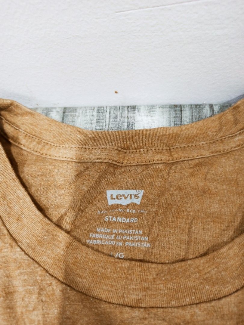 Levi's Tee (Category: Tshirts & Polo Shirts ) located in Tagbilaran City. Submitted by delasierra39181 (Listing ID 1466025082, Image 3). Description: - Brand: Levi's - Color: Brown with heathered texture and darker brown batwing logo - Size: L - Material: Cotton blend - Condition: Great everyday wear with iconic red tab on the sleeve hem - Origin: Made in Pakistan with complete manufacturer and care tags.